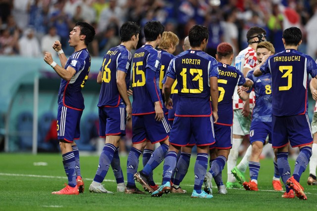 Selebrasi pemain Timnas Jepang usai mencetak gol ke gawang Timnas Kroasia pada pertandingan babak 16 besar Piala Dunia 2022 Qatar di Stadion Al Janoub, Al Wakrah, Qatar. Foto: Marko Djurica/REUTERS