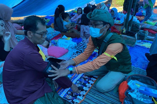 Tenaga medis ketika membantu penanganan korban terdampak gempa di Cianjur.  Foto: Dok. Istimewa