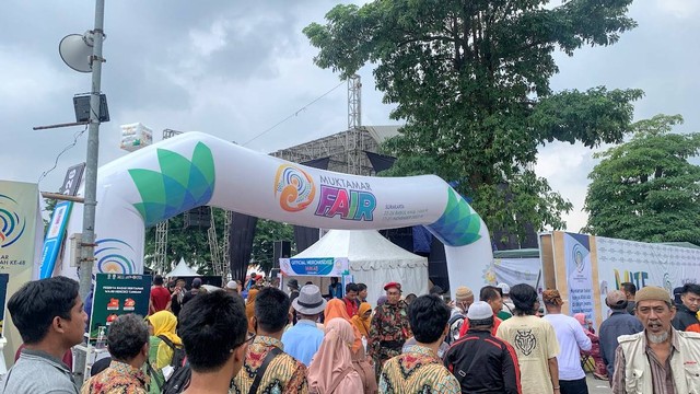 Masyarakat berbondong-bondong mendatangi Muktamar Fair dalam kegiatan Muktamar Muhammadiyah Ke-48 di Surakarta (Dok. Pribadi/Ilham Nur)
