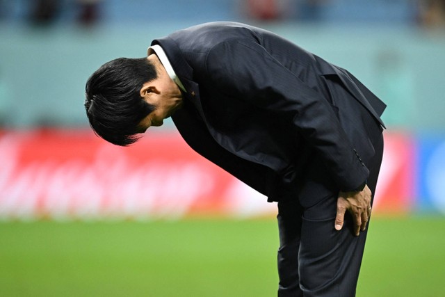 Pelatuh Timnas Jepang Hajime Moriyasu usai melawan Timnas Kroasia pada pertandingan babak 16 besar Piala Dunia 2022 Qatar di Stadion Al Janoub, Al Wakrah, Qatar. Foto: Dylan Martinez/REUTERS