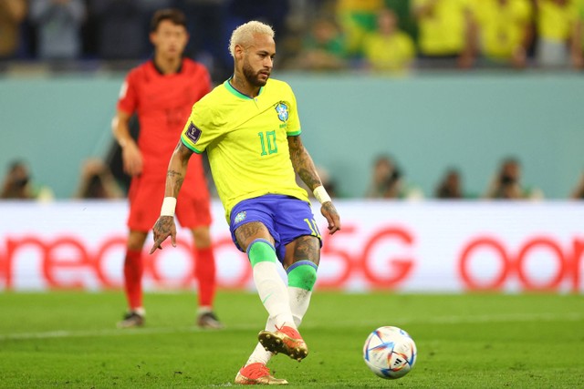 Pemain Timnas Brasil Neymar mencetak gol ke gawang Timnas Korea Selatan pada pertandingan 16 besar Piala Dunia 2022 Qatar di Stadion 974, Doha, Qatar. Foto: Carl Recine/REUTERS