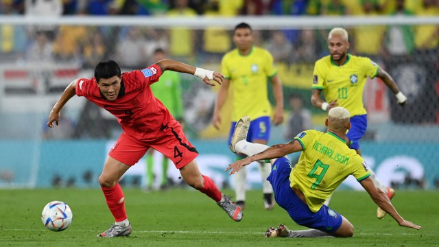 Pemain Timnas Brasil Richarlison berebut bola dengan pemain Timnas Korea Selatan Kim Min-jae pada pertandingan 16 besar Piala Dunia 2022 Qatar di Stadion 974, Doha, Qatar. Foto: Annegret Hilse/REUTERS