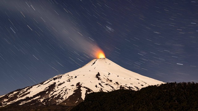 Gunung berapi Villarrica terlihat pada malam hari dari kawasan Villarrica, Chile. Foto: MARTIN BERNETTI / AFP