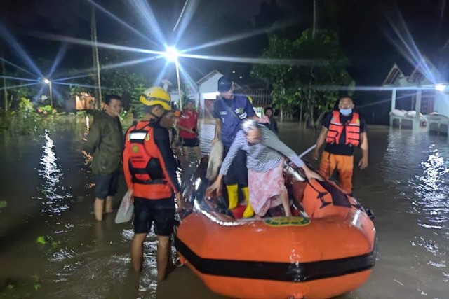 Tim SAR Gabungan evakuasi 5 warga yang terjebak banjir di Kalimenur, Kecamatan Sentolo, Kabupaten Kulon Progo, Senin (5/12) malam. Foto: Basarnas Yogyakarta