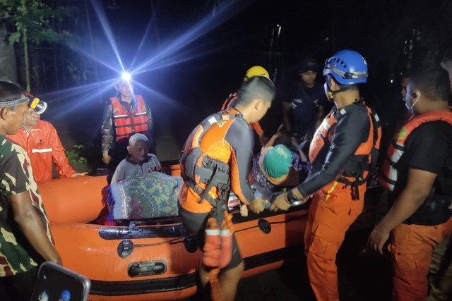 Tim SAR Gabungan evakuasi 5 warga yang terjebak banjir di Kalimenur, Kecamatan Sentolo, Kabupaten Kulon Progo, Senin (5/12) malam. Foto: Basarnas Yogyakarta