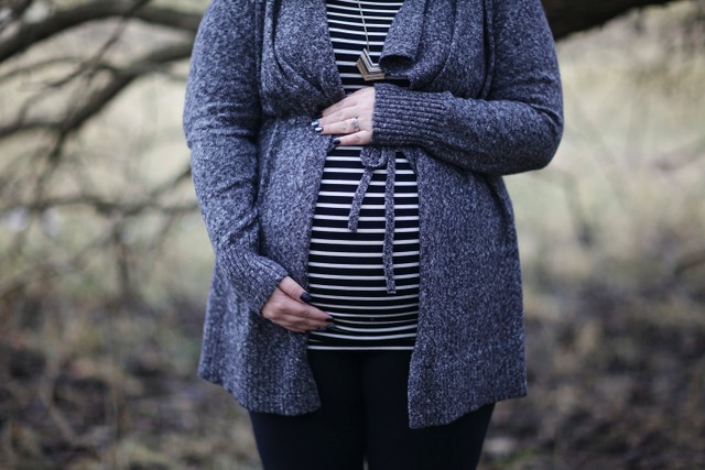 Ada beberapa tanda-tanda hamil muda pada perut yang bisa dirasakan pada awal kehamilan. Foto: Pexels.com 