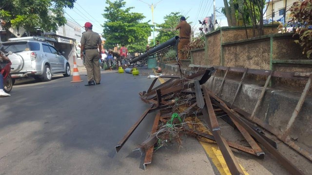 Dalam beberapa bulan terakhir sudah ratusan reklame berbagai jenis dan ukuran di Kabupaten Indramayu telah ditertibkan. Foto: Istimewa