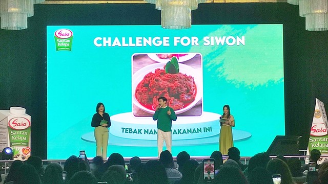 Siwon Choi ketika menebak nama makanan Indonesia, rendang pada acara Intimate Meet & Greet, yang digelar oleh Sasa di hotel Four Season Jakarta, Senin (5/12/2022). Foto: Riad Nur Hikmah/kumparan