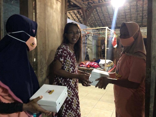 Relawan Mak Ganjar Jawa Tengah membagikan makanan untuk korban banjir di Pati, Jawa Tengah. Foto: Dok. Istimewa