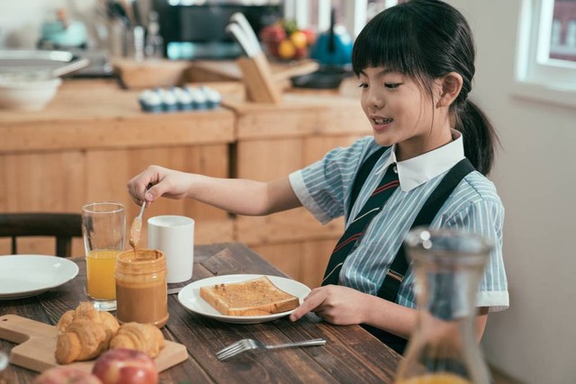 Ilustrasi anak sarapan sebelum berangkat sekolah. Foto: Shutterstock