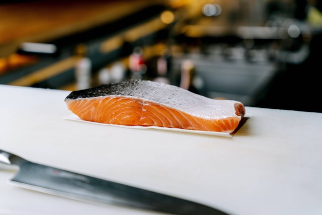 Ilustrasi salah satu jenis makanan laut adalah ikan salmon. Foto: Unsplash