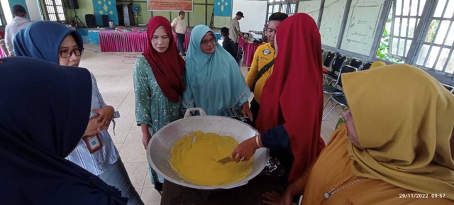 Ibu-ibu peserta pelatihan saat praktek membuat selai nanas. (Foto : Hendri/Yayasan Palung).