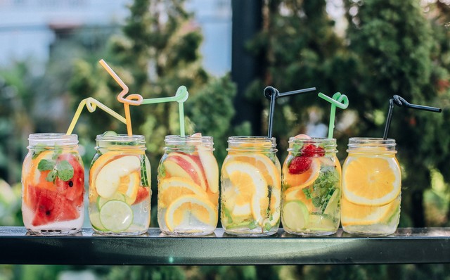 Infused water adalah minuman sehat yang bisa mencegah dehidrasi. Foto: Unsplash.com 