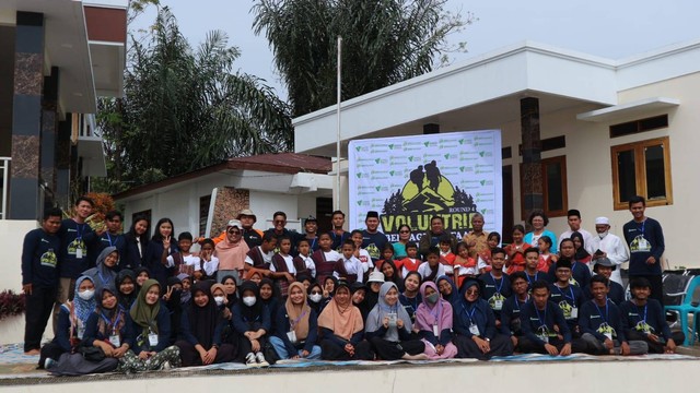 Dompet Dhuafa Waspada melalui Dompet Dhuafa Volunteer (DDV) Sumatera Utara baru saja selesai menggelar kegiatan voluntrip round 4 di Desa Tambun Sungkean, Kecamatan Onan Runggu, Kabupaten Samosir, Sumatera Utara sebagai lokasi dilangsungkan kegiatan, pada Senin (5/12).