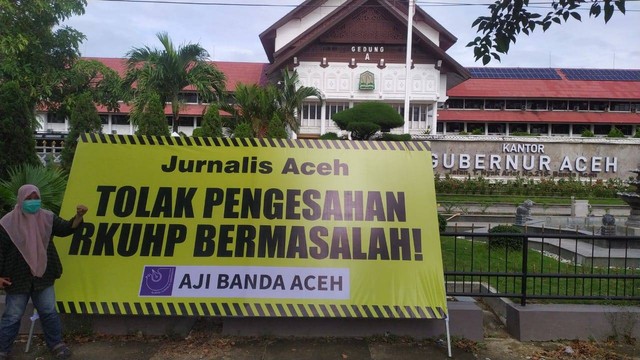 Spanduk penolakan pengesahan RKUHP di depan kantor Gubernur Aceh. Foto: AJI Banda Aceh   