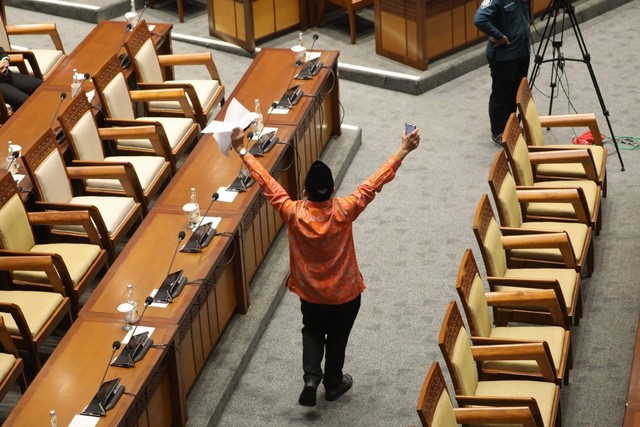 Iskan Qolba Lubis, Anggota Dewan Perwakilan Rakyat Republik Indonesia menolak pengesahan pangambilan keputusan atas RUU KUHP di gedung DPR, Jakarta, Selasa (6/12/2022). Foto: Aditia Noviansyah/kumparan
