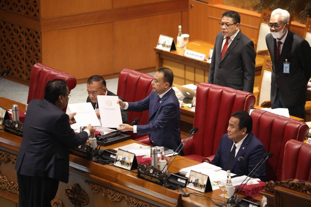 Ketua Komisi III, Bambang Wuryanto melaporkan tingkat II/pengambilan keputusan atas RUU tentang KUHP pada sidang Paripurna di gedung parlemen DPR, Jakarta, Selasa (6/12/2022). Foto: Aditia Noviansyah/kumparan
