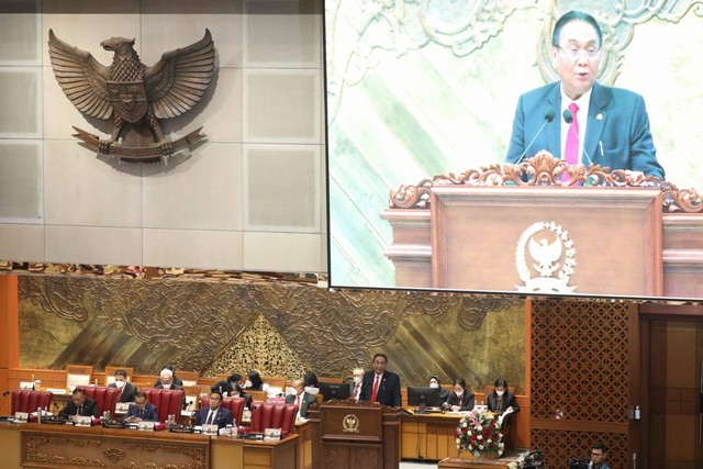 Ketua Komisi III, Bambang Wuryanto melaporkan tingkat II/pengambilan keputusan atas RUU tentang KUHP pada sidang Paripurna di gedung parlemen DPR, Jakarta, Selasa (6/12/2022). Foto: Aditia Noviansyah/kumparan