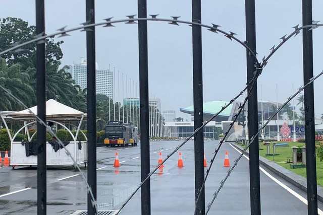Suasana di depan gedung DPR RI terpasang pagar kawat antisipasi demo massa tolak UU RKUHP, Selasa (6/12/2022). Foto: Luthfi Humam/kumparan