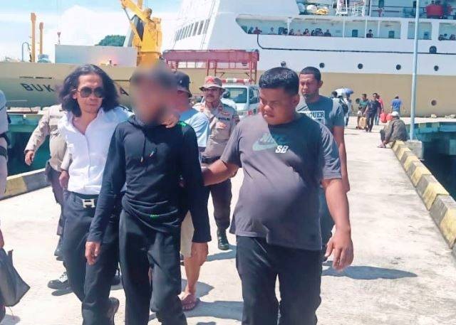 Tersangka KDRT berinisial KHW (baju hitam lengan panjang) diringkus polisi di Pelabuhan Letung, Jemaja, Anambas. (Foto: Polres Anambas)
