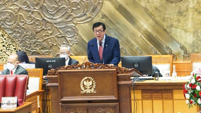 Menteri Hukum dan HAM, Yasonna H. Laoly, saat membacakan pendapat akhir Presiden atas rancangan undang-undang tentang Kitab Undang-Undang Hukum Pidana (RKUHP), dalam rapat paripurna di Gedung DPR RI, Jakarta. (Foto: Rangga/Kemenkumham)