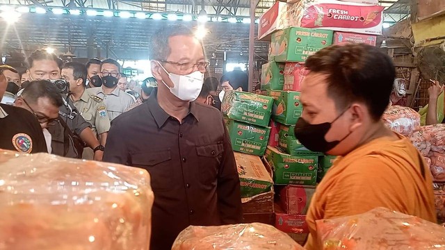 Heru Budi Pastikan Stok Pangan Di Pasar Induk Kramat Jati Jelang Nataru ...