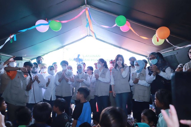 Dirut Pertamina Nicke Widyawati serahkan bantuan ke korban gempa Cianjur.  Foto: Dok. Pertamina