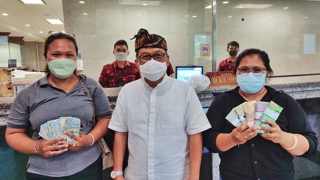 Trisno Nugroho (tengah) bersama warga Bali yang melakukan penukaran uang - IST