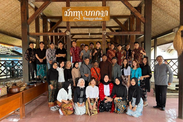 Foto: Sesi Foto Bersama Tim KKN MBKM Program Studi Hukum Fakultas Hukum, UPN "Veteran" Jawa Timur Bersama Perangkat Desa Dongko, POKDARWIS, Warga Desa Dongko dalam Penjurian Anugerah Seratus Desa Wisata Kabupaten Trenggalek 2022. Sumber: Dokumen Pribadi Tim KKN Tematik Program Studi Hukum, Fakultas Hukum, UPN "Veteran" Jawa Timur.