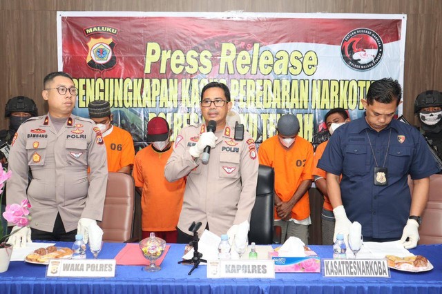 Taklimat media Polres Maluku Tengah soal pengungkapan kasus narkoba Anggota DPRD Maluku Tengah, Selasa (6/12). Foto: Dok. Istimewa