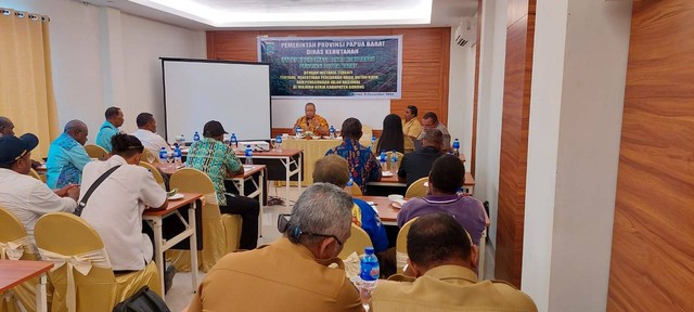 Tampak Dinas Kehutanan Provinsi Papua Barat gelar rapat koordinasi dengan masyarakat adat terkait penertiban peredaran hasil hutan kayu.