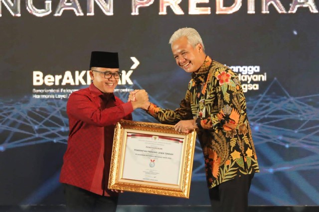 Gubernur Jawa Tengah Ganjar Pranowo menerima penghargaan reformasi birokrasi oleh Menpan RB Abdullah Azwar Anas. Foto: Dok. Istimewa