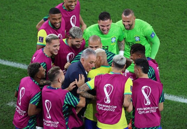 Richarlison Brasil merayakan gol ketiga mereka bersama pelatih Brasil Tite dan rekan setimnya di Stadion 974, Doha, Qatar, Senin (5/12/2022). Foto: Pedro Nunes/Reuters