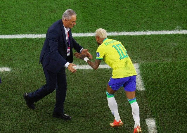 Brasil merayakan gol kedua mereka bersama pelatih Tite di Stadion 974, Doha, Qatar, Senin (5/12/2022). Foto: Paul Childs/Reuters