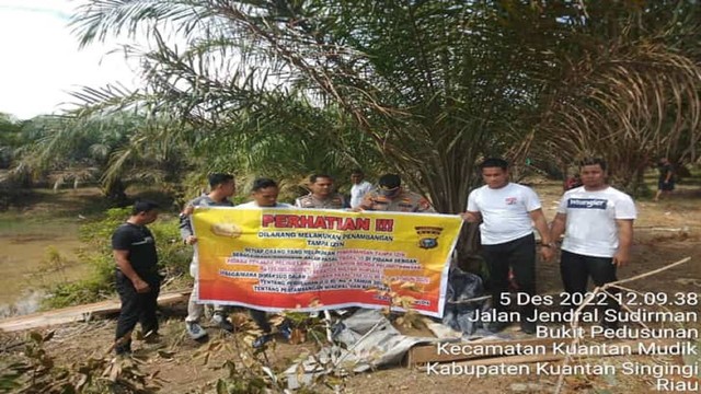 Polsek Kuantan Mudik melakukan pengecekan ke lokasi terjadi penambangan emas tanpa izin di Kabupaten Kuansing, Riau. (Dok. Polda Riau)
