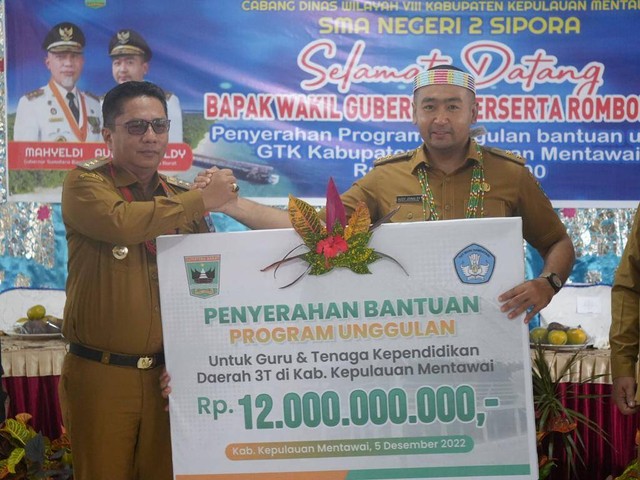 Penyerahan secara simbolis insentif guru dan tenaga kependidikan di daerah 3T di Kabupaten Kepulauan Mentawai oleh Pemerintah Provinsi Sumatera Barat, Senin (5/12/2022). Dokumentasi: Diskominfotik Sumbar