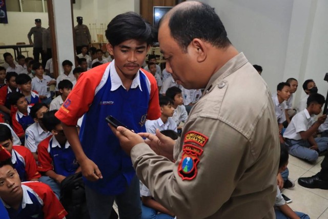 Deteksi Kelompok Gangster dalam Sekolah, Polisi Razia HP Pelajar di Surabaya