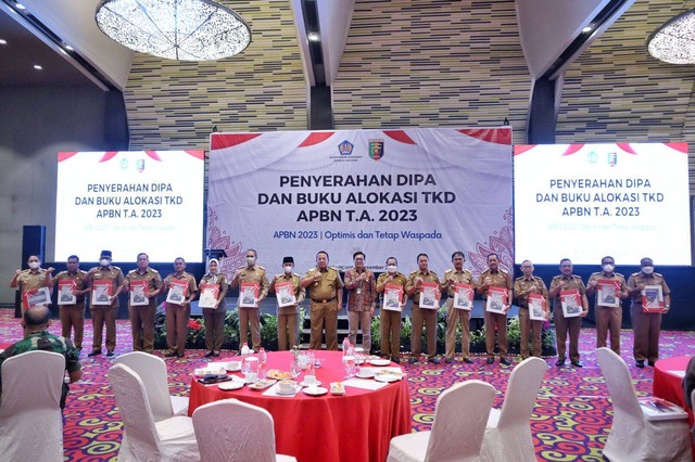 Penyerahan dokumen DIPA dan buku alokasi TKD APBN tahun 2023 di Hotel Novotel Bandar Lampung. | Foto : dok Adpim Pemprov Lampung