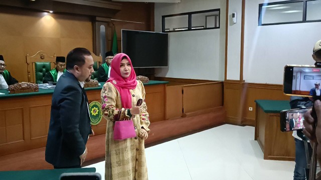 Sidang putusan cerai Roro Fitria dengan Andre Irawan, Pengadilan Agama Jakarta Selatan, Selasa (6/12/2022). Foto: Giovanni/kumparan