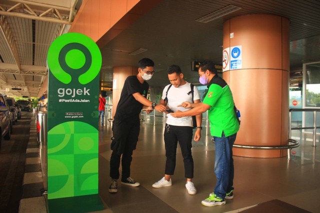 Pelanggan GoCar Instan dapat memesan layanan GoCar Instan yang tersedia di Pintu Kedatangan Bandara Internasional Supadio. Foto: Dok. Gojek