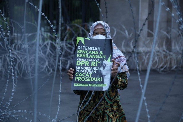 Aktvis dari berbagai elemen masyarakat menggelar aksi damai dengan cara "Berkemah di Depan Rumah Wakil Rakyat karena Demokrasi Darurat" terkait mengesahkan RKUHP menjadi undang-undang di DPR, Jakarta, Selasa (6/11/2022). Foto: Aditia Noviansyah/kumparan