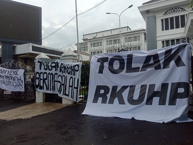 Massa demo tolak Rancangan Kitab Undang-Undang Hukum Pidana (RKUHP) di depan kantor  DPRD Jawa Barat (Jabar), Selasa (6/12).