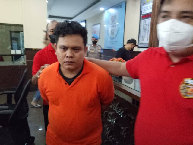 Pelaku pembunuhan terhadap balita berusia 2 tahun di apartemen Kalibata City saat dihadirkan dalam rilis kasus di Mapolres Metro Jakarta Selatan, Selasa (6/12).  Foto: Ananta Erlangga/kumparan