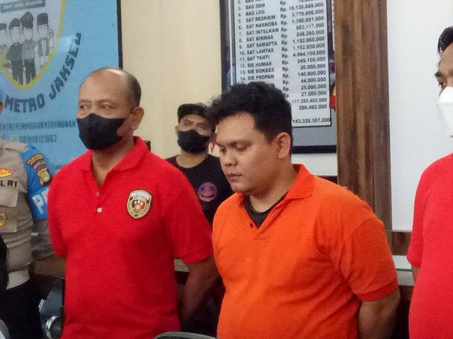 Pelaku pembunuhan terhadap balita berusia 2 tahun di apartemen Kalibata City saat dihadirkan dalam rilis kasus di Mapolres Metro Jakarta Selatan, Selasa (6/12). Foto: Ananta Erlangga/kumparan