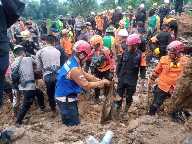 Tim Tagana Indramayu bersama tim relawan lainnya membersihkan material tanah longsor akibat bencana gempa yang terjadi di Cianjur pada 21 November 2022. Foto: Istimewa