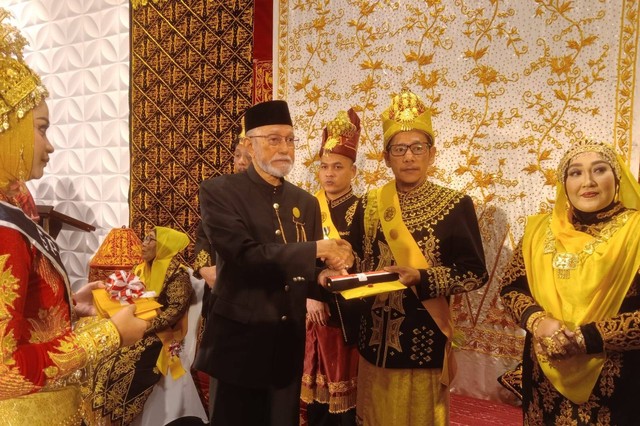 Wali Nanggroe Aceh Teungku Malik Mahmud Al-Haythar memberikan gelar kehormatan Syaikhul Islam kepada almarhum Teungku Bantaqiah pada Senin (5/12/2022). Penghargaan ini diterima oleh anak almarhum. Foto: Dokumentasi Teungku Malikul Aziz
