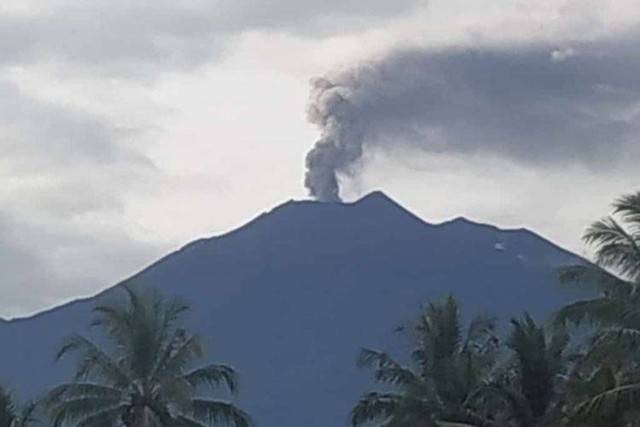 Gunung Kerinci mengeluarkan asap atau abu tebal. (Foto: Balai TNKS)