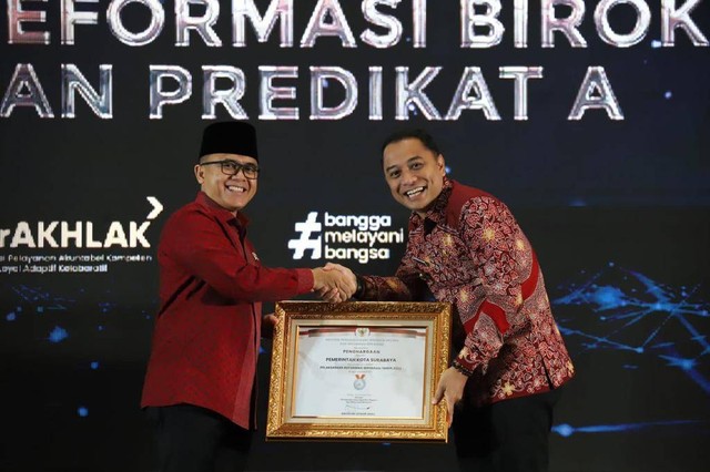 Wali Kota Surabaya Eri Cahyadi menerima penghargaan peringkat sangat baik dalam indeks reformasi birokrasi oleh Menteri PANRB Azwar Anas, Selasa (6/12). Foto: Dok. Istimewa