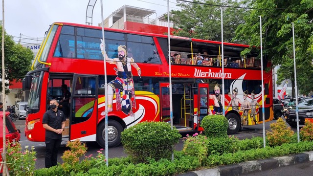 Ibu Iriana Jokowi beserta rombongan menaiki bus Werkudara berkeliling Solo. FOTO: Fernando Fitusia