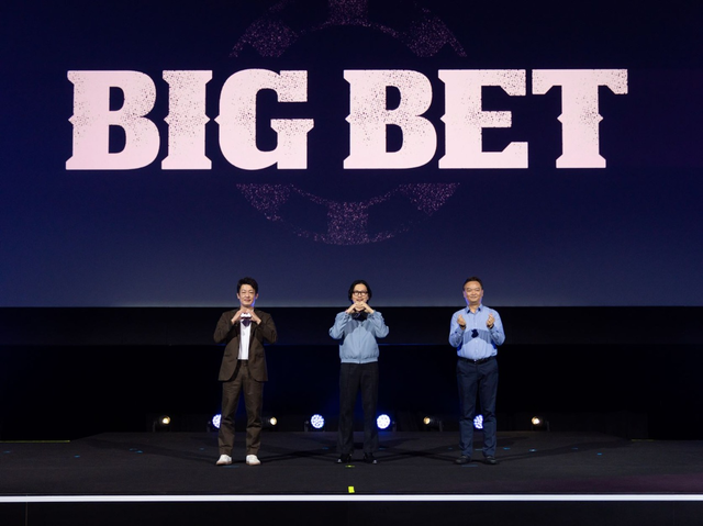 Pemain dan sutradara serial Big Bet, yakni Heo Sung-tae, Lee Dong-hwi, dan Kang Yoon-sung, dalam konferensi pers di acara Disney Content Showcase di Singapura. Foto: The Walt Disney Company